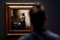 オランダ・アムステルダム国立美術館に展示された、ヨハネス・フェルメールの「牛乳を注ぐ女」（2022年9月8日撮影）。(c)Kenzo TRIBOUILLARD / AFP