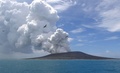 トンガの首都ヌクアロファ（Nuku&apos;alofa）の約65キロ北西で、火山から立ち上る蒸気とガス（2015年1月17日撮影）。(c)AFP/Matangi Tonga/Mary Lyn Fonua