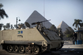 エジプト・カイロ（Cairo）のギザ（Giza）にあるピラミッドの前で警戒するエジプト軍部隊（2011年1月31日撮影）。(c)AFP/MARCO LONGARI