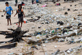 インドネシア・バリ島の浜辺に打ち上げられたプラスチックごみ（2023年4月12日撮影、資料写真）。(c)SONNY TUMBELAKA / AFP