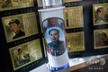 「新たな天安門」は不可能に、監視と弾圧を強める中国 中国・北京の天安門広場の店先に飾られた毛沢東の肖像が描かれた土産物(2019年4月3日撮影)(c)AFP