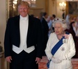 英ロンドンのバッキンガム宮殿での公式晩さん会を前に写真撮影に応じるエリザベス女王（右）とドナルド・トランプ米大統領（2019年6月3日撮影）。(c)Alastair Grant / POOL / AFP