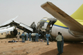 スーダンの首都ハルツーム（Khartoum）の空港で、前夜にスーダン航空（Sudan Airways）の旅客機が着陸時に炎上した現場で活動する救助隊（2008年6月11日撮影）。(c)AFP/ISAM AL-HAJ