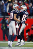 第2Qに12ヤードのタッチダウンパスをレシーブしウェス・ウェルカー（%%Wes Welker%%、右）と共に歓喜するペイトリオッツのジャバー・ギャフニー（%%Jabar Gaffney%%）。(c)AFP/Getty Images/Al Bello