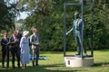 デンマーク東部オーフスで、ベルンハルト・アルプ・シンドバーグ氏の像の除幕式に出席したマルグレーテ2世（左から3人目、2019年8月31日撮影）。(c)Bo Amstrup / Ritzau Scanpix / AFP