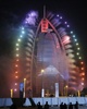 アラブ首長国連邦（UAE）のドバイ（Dubai）にある高級ホテル「ブルジュ・アル・アラブ（Burj Al Arab）」で、同国の建国記念日と、2020年に開催される万国博覧会の開催地がドバイに決定したことを祝って打ち上げられた花火（2013年12月2日撮影）。(c)AFP/KARIM SAHIB