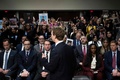 米上院司法委員会の公聴会で、傍聴席のネット犯罪の被害者やその家族に語りかけるSNS大手メタのマーク・ザッカーバーグ最高経営責任者（手前、2024年1月31日撮影）。(c)Brendan Smialowski / AFP