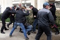 ウクライナ南部クリミア（Crimea）半島セバストポリ（Sevastopol）で、親ウクライナのデモ参加者をこん棒やむちで襲う親ロシアの「自警団」メンバーら（2014年3月9日撮影）。(c)AFP