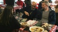仏ニースで、ロックダウン（都市封鎖）に違反して昼食会を開いたレストラン「ポピーズ」に集まった客。AFPTVの動画より（2021年1月27日撮影）。(c)VINCENT-XAVIER MORVAN / AFPTV / AFP