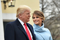 米首都ワシントンで、新大統領の就任宣誓式を前に礼拝に訪れたセント・ジョンズ教会を後にするドナルド・トランプ氏とメラニア夫人（2017年1月20日撮影）。(c)AFP/Nicholas Kamm