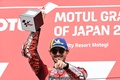ロードレース世界選手権、第16戦日本GP。表彰式でトロフィーを掲げるドゥカティ・レノボ・チームのフランチェスコ・バニャイア（2024年10月6日撮影）。(c)Toshifumi KITAMURA / AFP