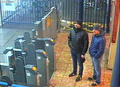 英ソールズベリーの駅で撮影された画像。英当局がロシア人元二重スパイ暗殺未遂事件への関与を断定しているロシア人2人の姿を捉えている。ロンドン警視庁提供（2018年3月3日撮影、同9月5日公開）。(c)AFP PHOTO / Metropolitan Police Service