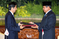 2007年8月20日、インドネシア大統領府で安倍晋三（Shinzo Abe）首相（左）と経済連携協定（EPA）に署名を済ませたスシロ・バンバン・ユドヨノ（Susilo Bambang Yudhoyono）大統領。(c)AFP/Bay ISMOYO