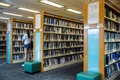 香港の公立図書館で本を探す女性（2020年7月4日撮影）。(c)ISAAC LAWRENCE / AFP