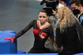 北京冬季五輪、フィギュアスケート女子シングル・フリースケーティング（FS）。演技を終え、コーチのエテリ・トゥトベリーゼ氏（右）に出迎えられるロシア五輪委員会（ROC）のカミラ・ワリエワ（2022年2月17日撮影）。(c)Kirill KUDRYAVTSEV / AFP