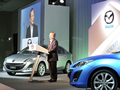 マツダ（Mazda）は11日、新型スポーツコンパクト「アクセラ（Axala、海外名Mazda3）」を発表した。新開発のアイドリング停止機能を装備し、エンジンを0.35秒で再始動できるほか、停止・始動時の騒音や振動を軽減。燃費も15％向上した。搭載するターボエンジンは、1.5リットル、2リットル、2.3リットルの3モデルを用意している。

写真は、都内で新型「アクセラ」を発表する山内孝（Takashi Yamanouchi）マツダ社長。（2009年6月11日撮影）。(c)AFP/Yoshikazu TSUNO