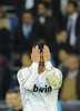 サッカー欧州チャンピオンズリーグ2011-12（UEFA Champions League 2011-12）は25日、準決勝第2戦が行われ、バイエルン・ミュンヘン（Bayern Munich）が2試合合計スコアを3-3として迎えたペナルティーキック（PK）戦でレアル・マドリード（Real Madrid）に3-1で勝利し、決勝進出を決めた。

ペナルティーキック（PK）戦でシュートをセーブされ、頭を抱えるレアル・マドリードのクリスティアーノ・ロナウド（Cristiano Ronaldo、2012年4月25日撮影）。(c)AFP/DANI POZO