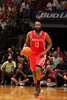 13-14NBA、マイアミ・ヒート（Miami Heat）対ヒューストン・ロケッツ（Houston Rockets）。ドリブルでボールを運ぶヒューストン・ロケッツのジェームス・ハーデン（James Harden、2014年3月16日撮影）。(c)AFP/Getty Images/NBAE/Issac Baldizon