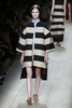 フランス・パリ市内で発表された「ヴァレンティノ（VALENTINO）」14年春夏コレクション（2013年10月1日撮影）。(c)AFP/PATRICK KOVARIK