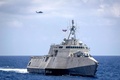 米海軍沿海域戦闘艦「モービル」。南シナ海で実施された日米豪比の共同訓練で。オーストラリア軍提供（2024年4月7日撮影、8日提供）。(c)Leo BAUMGARTNER / AUSTRALIAN DEPARTMENT OF DEFENCE / AFP