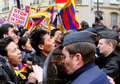 2008年3月16日、フランス・パリ（Paris）で、チベットでの抗議行動に対する中国当局の対応に抗議するデモ行進で、警官隊と衝突する参加者ら。(c)AFP/FRANCOIS GUILLOT