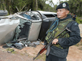 2007年6月22日、ナラティワット（Narathiwat）県で道路脇に仕掛けられた爆弾の被害を受けた軍用車の警備にあたる兵士。(c)AFP/Madaree TOHLALA