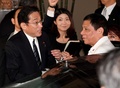 都内の日本食店で、フィリピンのロドリゴ・ドゥテルテ大統領（右）を出迎えた岸田文雄外相（2016年10月25日撮影）。(c)AFP/TOSHIFUMI KITAMURA