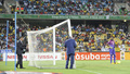 サッカー2013アフリカネイションズカップ（2013 The Africa Cup of Nations）は26日、グループDの2試合が行われ、トーゴが2-0でアルジェリアに勝利した。

壊れたゴールを修理する大会の役員とグランドキーパー（2013年1月26日撮影）。(c)AFP/ALEXANDER JOE