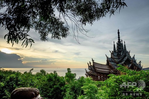 完成は25年？ クメール様式など混合の木造巨大寺院 タイ 写真25枚 国際