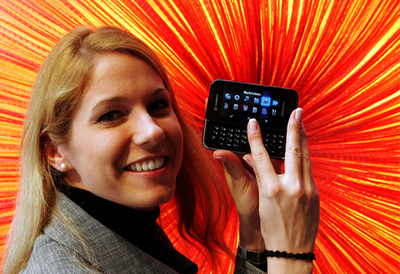 情報技術見本市CeBIT、サムスンが新型携帯出品