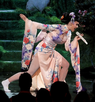 ケイティ・ペリーが「キモノ」姿で熱唱、アメリカン・ミュージック・アワード