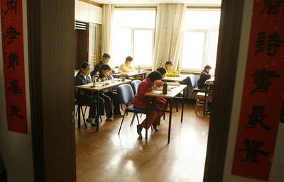 中国教師夫妻、生徒23人に売春させ死刑判決