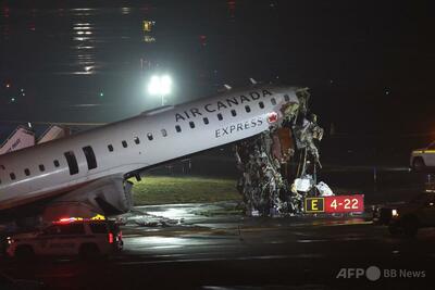76人搭乗のエア・カナダ系機、NY空港で消防車と衝突 全便運航停止