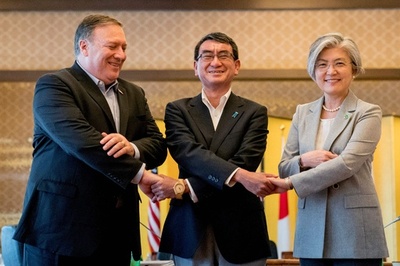 米国務長官、都内で日韓外相と会談 北朝鮮の批判を一笑に付す