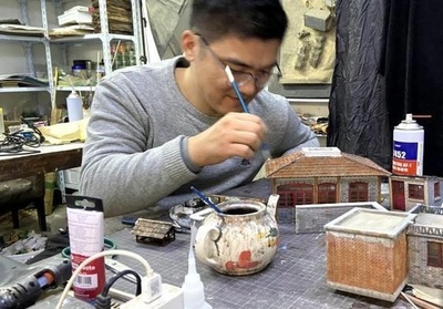 家族の「絆」を再現するミニチュア模型 若き職人が作る古民家や農村風景が人気