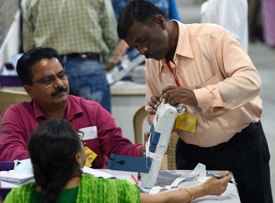 インド総選挙、開票始まる 与党が単独過半数超える勢い