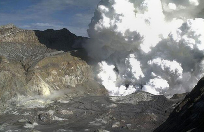 噴火口の写真を公開 活発な火山活動続くNZホワイト島