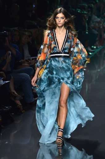 深い海の底への誘い、「エリー・サーブ」15年春夏