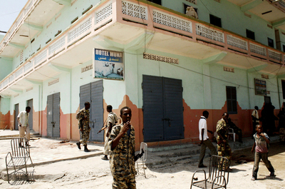 ソマリア首都のホテルで自爆攻撃、国会議員ら30人死亡