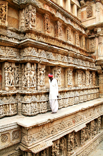 彫刻で彩られた巨大な井戸Ranki Vav - インド