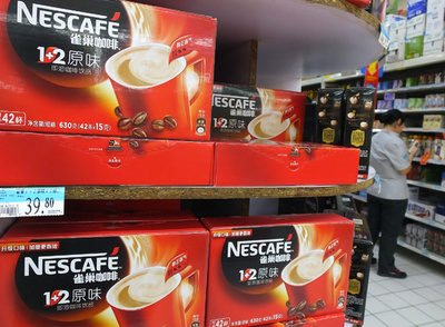 ネスレが中国の飲料水事業を青島ビールに売却 中国市場で「ウインウイン」目指す