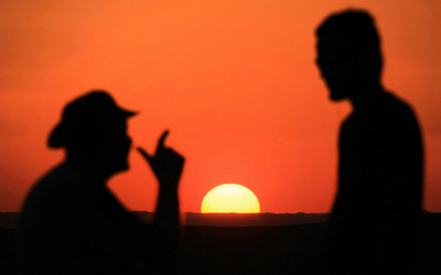 リヤドの砂漠ツアー、幻想的な日没を満喫
