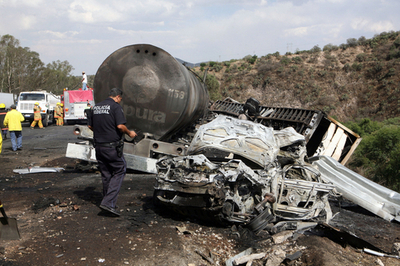 メキシコの高速道路で21台の玉突き事故、激しく大破