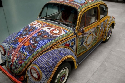 先住民が227万7000個のビーズで飾ったVW車、メキシコ