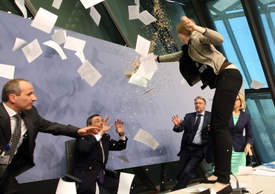 ECB総裁の会見に女性乱入、紙ふぶきまき「独裁」に抗議