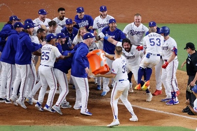 レンジャーズ、延長サヨナラでWS先勝 ガルシアが劇的弾