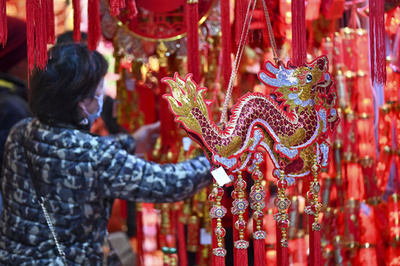 もうすぐ春節 「龍」に沸く中国