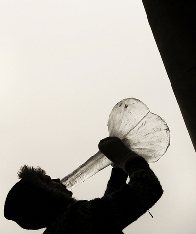 どんな音が鳴る？氷河で作った楽器で演奏会、英国