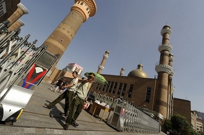 新疆ウイグル自治区の告発報道記者、殴打され死亡 中国