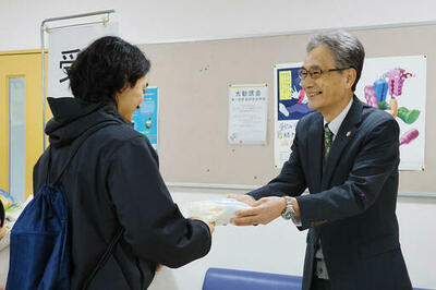 弘前大学が金木農場産の米を学生に無料配布 ― 米の価格高騰により生活に不安を抱える学生を支援